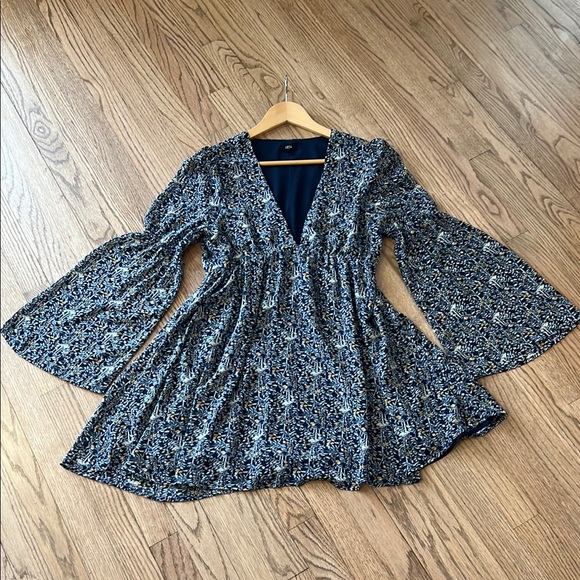 Chic Blue Floral V-Neck Dress - Picture 3 of 10